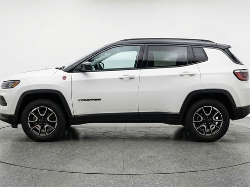 Used 2025 Jeep Compass Trailhawk image 5
