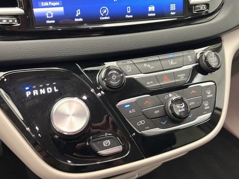 Used 2024 Chrysler Pacifica Touring-L FWD image 17