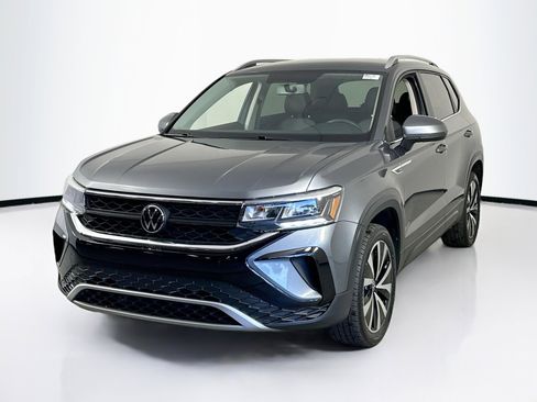 Used 2022 Volkswagen Taos SE image 1