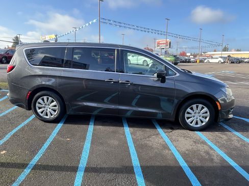 Used 2020 Chrysler Voyager L image 6