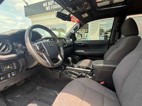 Used 2017 Toyota Tacoma TRD Off-Road w/ Premium & Technology Package AWD/4WD image 10