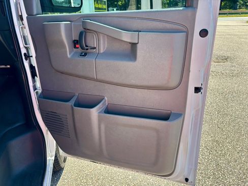 Used 2017 GMC Savana 2500 Extended RWD image 11