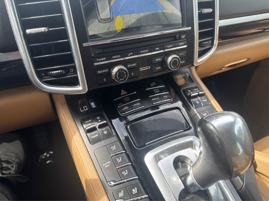 Used 2016 Porsche Cayenne w/ Premium Package AWD/4WD image 22