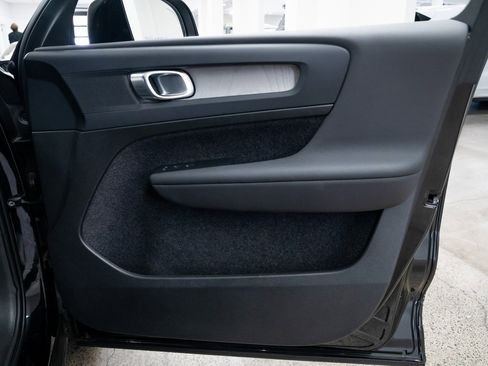 Used 2024 Volvo XC40 B5 Plus image 22