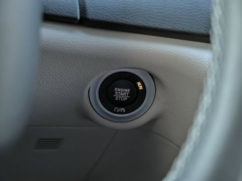 Used 2022 Chrysler Pacifica Touring-L image 21