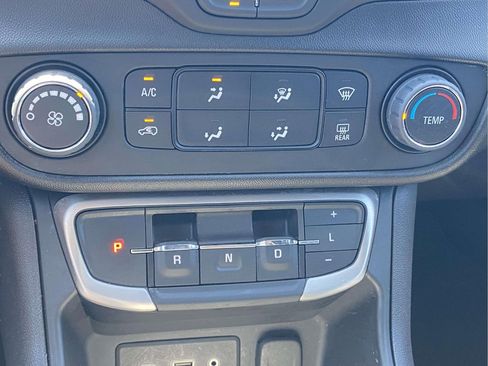 Used 2024 GMC Terrain SLE FWD image 28