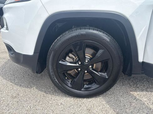 Used 2018 Jeep Cherokee Latitude w/ Altitude Package FWD image 27