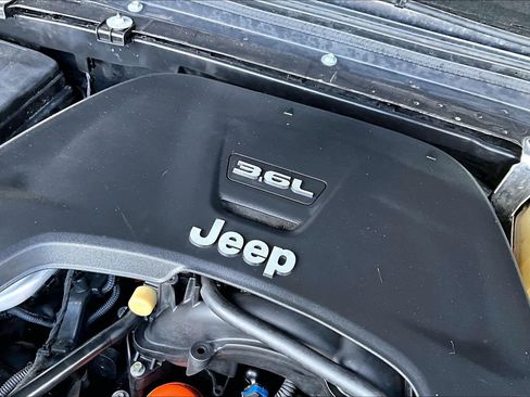 Used 2019 Jeep Wrangler Unlimited Rubicon w/ Uconnect 4C Nav & Sound Group image 29