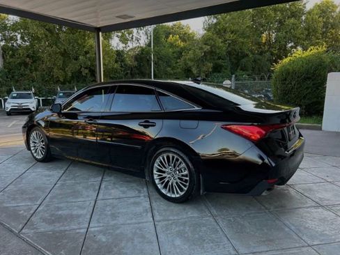 Used 2020 Toyota Avalon Limited image 2