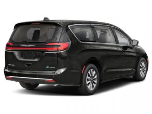 Used 2024 Chrysler Pacifica Premium image 5