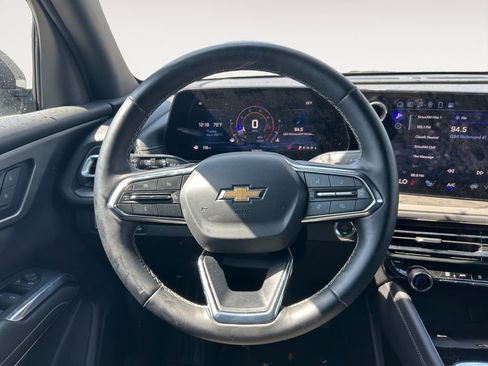 Used 2025 Chevrolet Traverse LT image 12