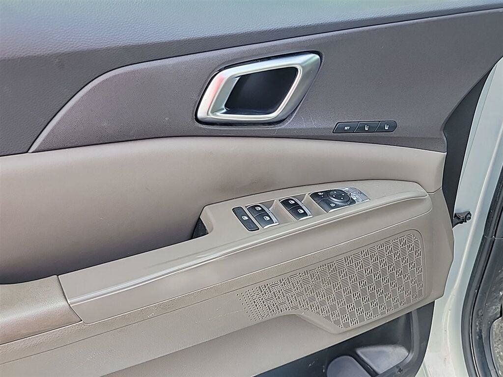 Used 2025 Kia Carnival EX FWD image 9