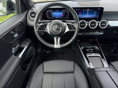 Used 2025 Mercedes-Benz GLB 250 4MATIC image 12