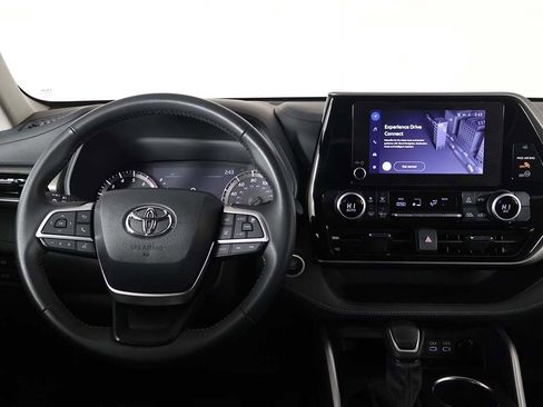 Used 2024 Toyota Highlander LE AWD/4WD image 33