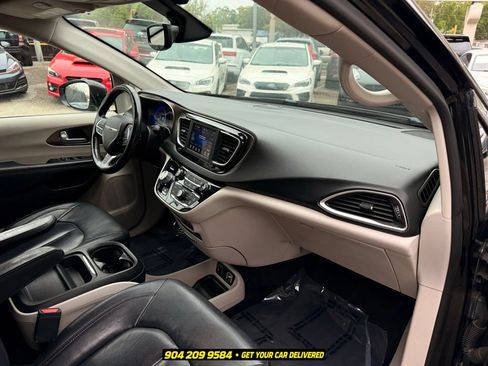 Used 2019 Chrysler Pacifica Touring-L FWD image 34
