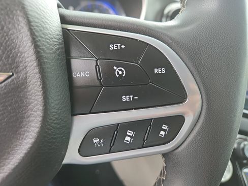 Used 2023 Chrysler Pacifica Touring-L FWD image 18