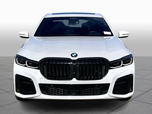 Used 2022 BMW 740i w/ Luxury Rear Seating Package image 3