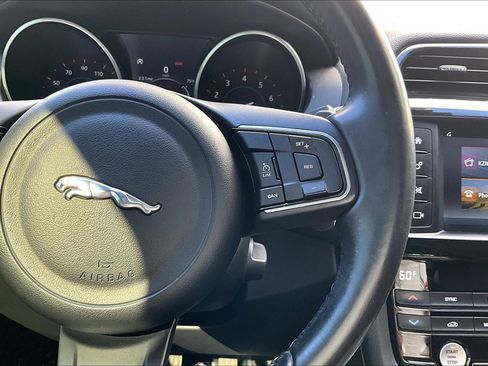 Used 2018 Jaguar F-PACE Premium image 19