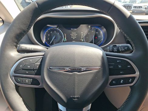 Used 2023 Chrysler Pacifica Touring-L FWD image 17