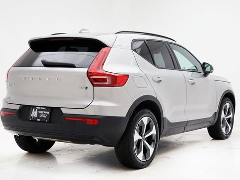 Used 2025 Volvo XC40 B5 Plus image 9