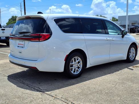 Used 2024 Chrysler Pacifica Touring-L FWD image 28