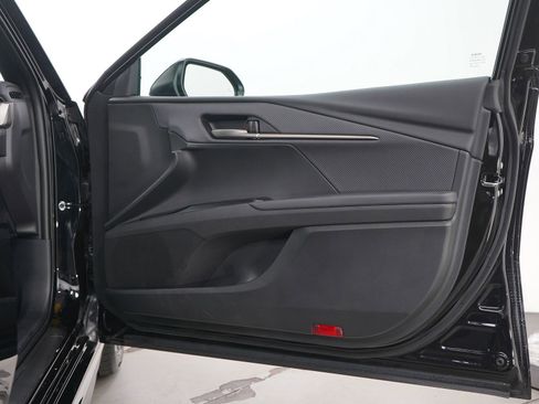 Used 2025 Toyota Camry SE image 9