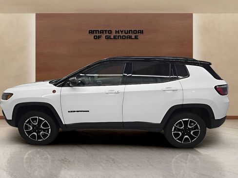 Used 2025 Jeep Compass Trailhawk AWD/4WD image 2