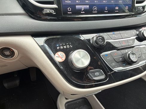 Used 2024 Chrysler Pacifica Touring-L FWD image 30