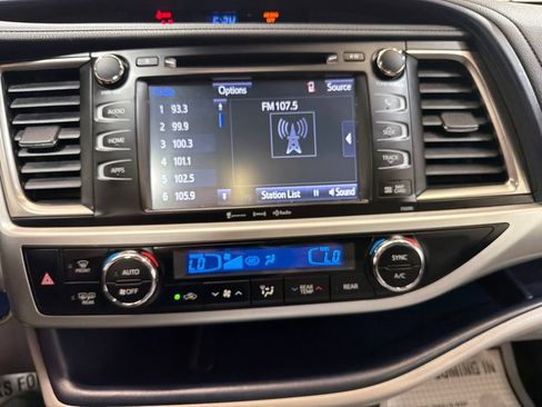Used 2019 Toyota Highlander XLE AWD/4WD image 30