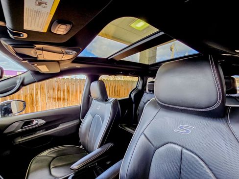 Used 2025 Chrysler Pacifica Limited image 20