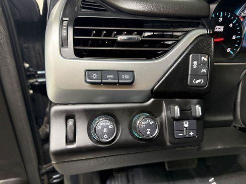 Used 2020 Chevrolet Suburban Premier AWD/4WD image 17