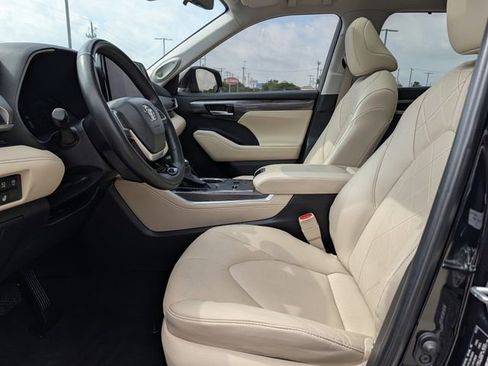 Used 2024 Toyota Highlander Platinum FWD image 30
