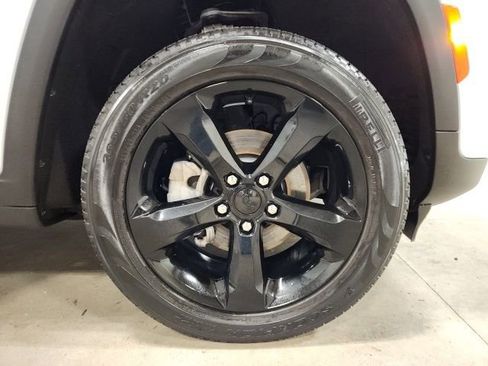 Used 2024 Jeep Grand Cherokee Limited w/ Black Appearance Package image 38