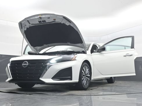 Used 2025 Nissan Altima 2.5 SV FWD image 42