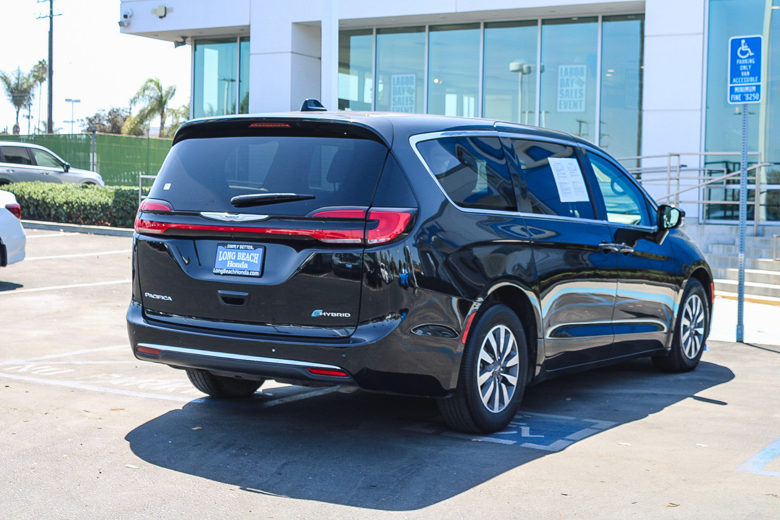 Used 2024 Chrysler Pacifica Limited FWD image 7