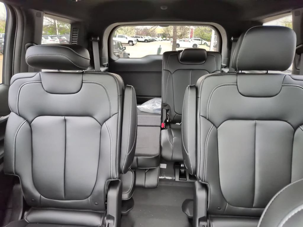 New 2026 Jeep Grand Cherokee L Limited w/ Limited Altitude Package AWD/4WD image 32