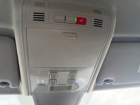 Used 2024 Volkswagen Tiguan SE image 33