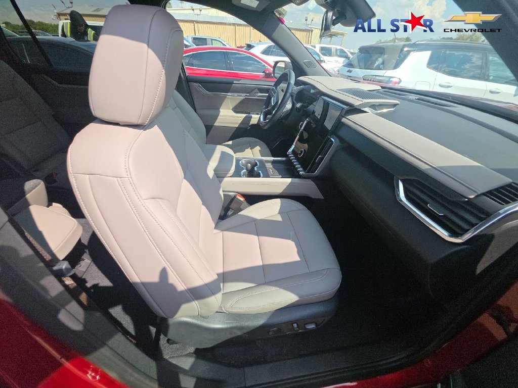 Used 2024 GMC Acadia Elevation w/ Luxury Package FWD image 3