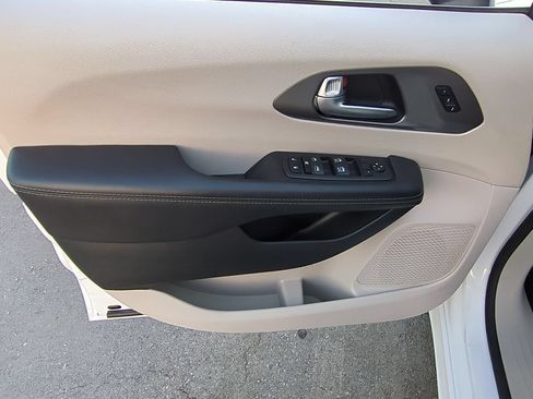 Used 2023 Chrysler Pacifica Touring-L FWD image 20