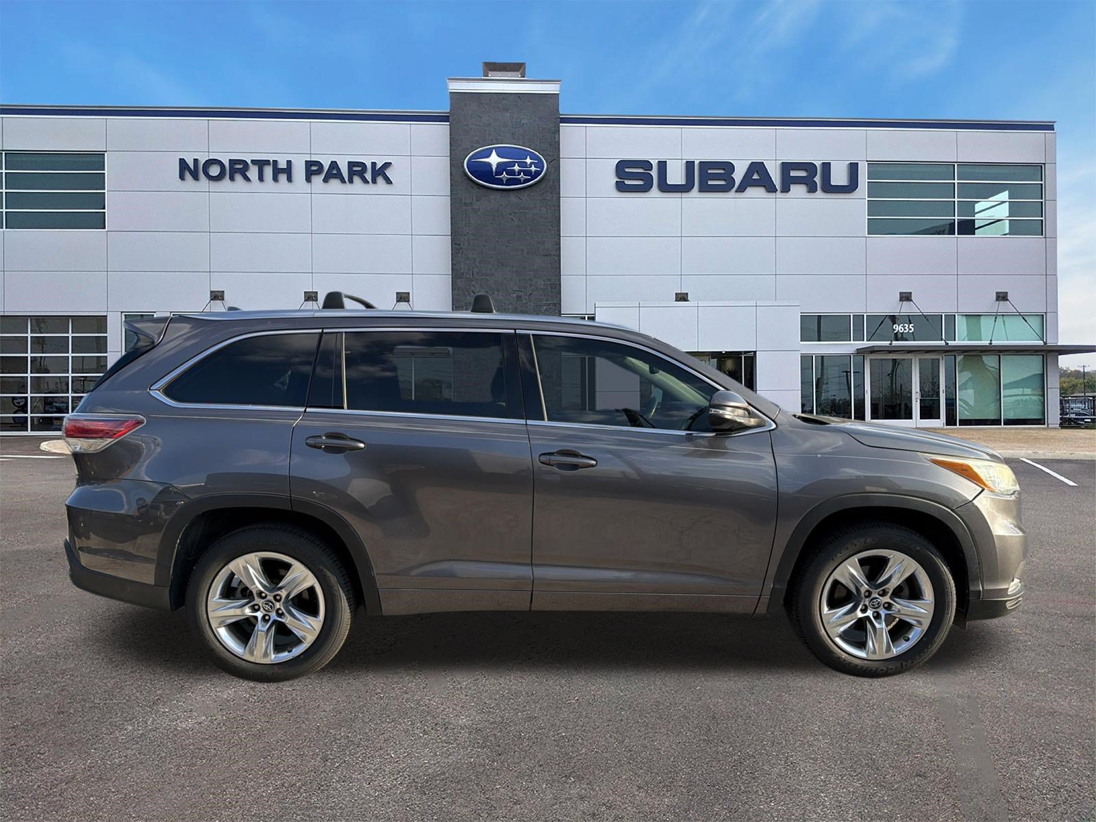 Used 2016 Toyota Highlander Limited FWD image 2