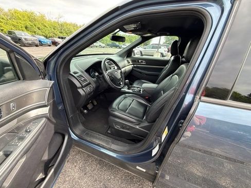 Used 2019 Ford Explorer XLT w/ Equipment Group 202A AWD/4WD image 3