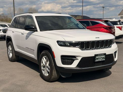 Used 2023 Jeep Grand Cherokee Laredo AWD/4WD image 3