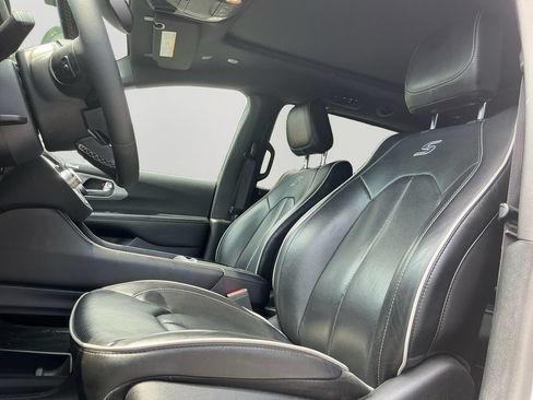 Used 2025 Chrysler Pacifica Limited FWD image 24