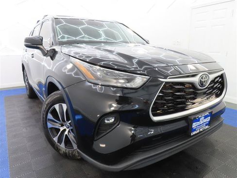 Used 2022 Toyota Highlander XLE AWD/4WD image 2