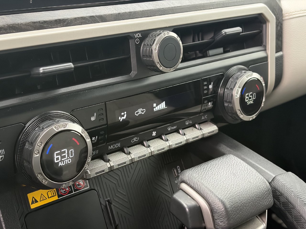 Used 2025 Toyota Tacoma Limited AWD/4WD image 31