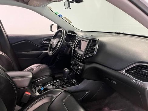 Used 2019 Jeep Cherokee Latitude Plus FWD image 11