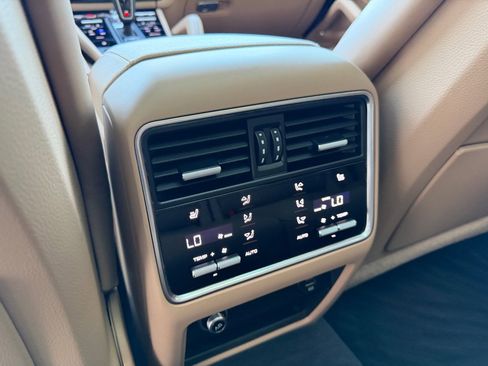 Used 2019 Porsche Cayenne AWD/4WD image 30