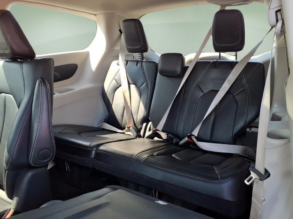 Used 2024 Chrysler Pacifica Limited FWD image 18