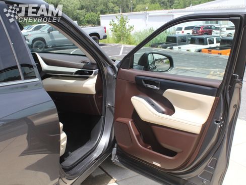 Used 2022 Toyota Highlander XLE AWD/4WD image 30