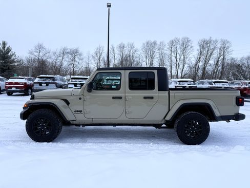 Used 2022 Jeep Gladiator Sport image 2